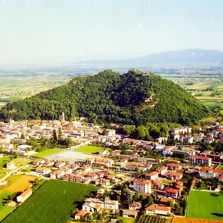 Ai Piedi Della Rocca *